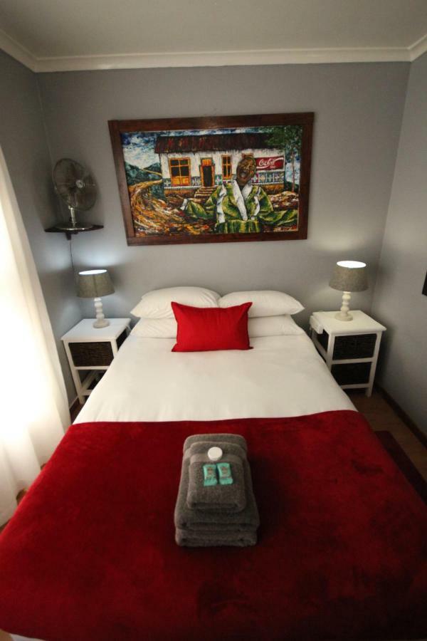 Saltycrax Backpackers And Surf Hostel By Curiocity Bloubergstrand Exterior photo