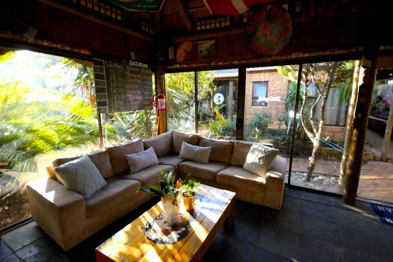 Saltycrax Backpackers And Surf Hostel By Curiocity Bloubergstrand Exterior photo