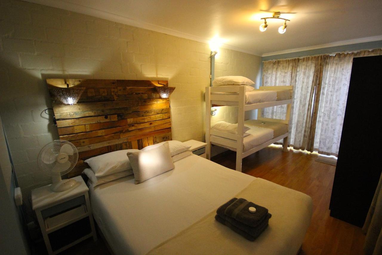 Saltycrax Backpackers And Surf Hostel By Curiocity Bloubergstrand Exterior photo