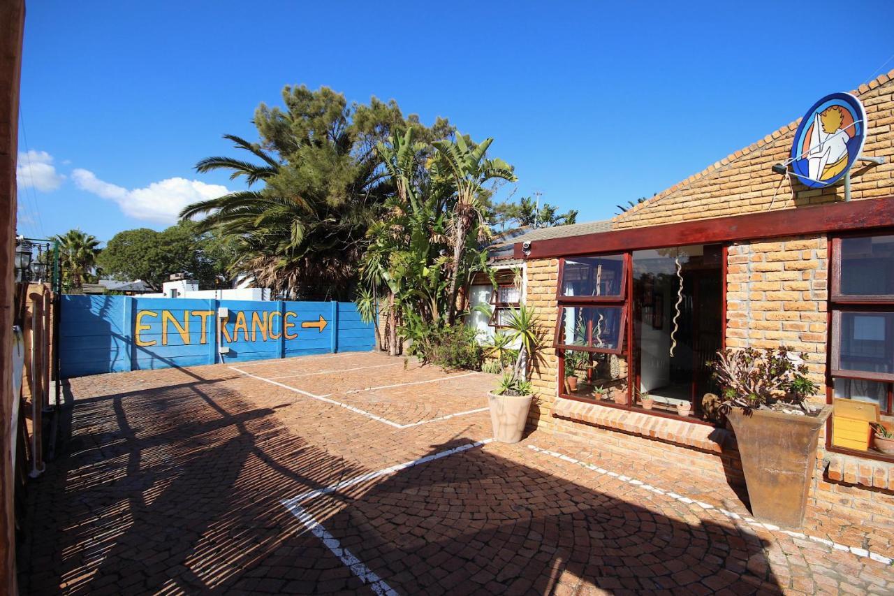 Saltycrax Backpackers And Surf Hostel By Curiocity Bloubergstrand Exterior photo