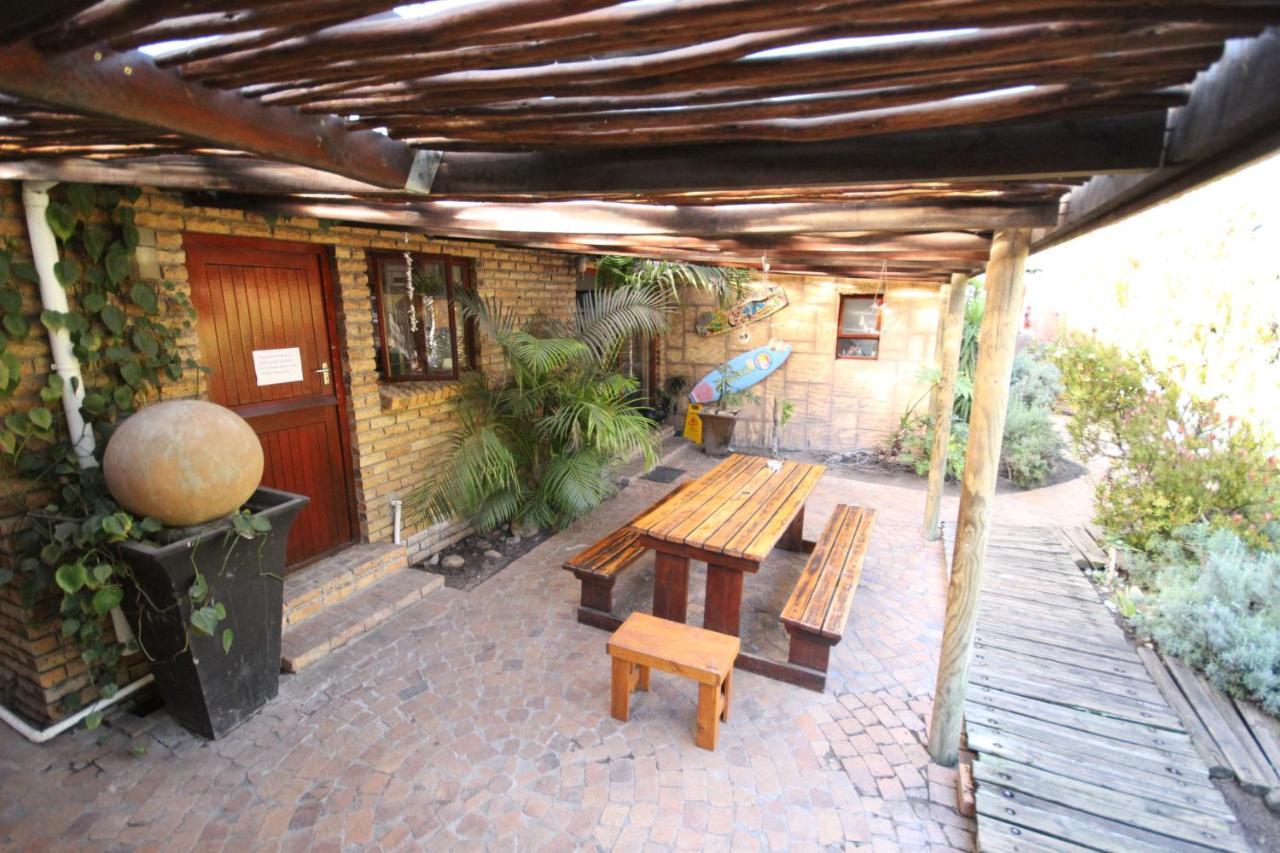 Saltycrax Backpackers And Surf Hostel By Curiocity Bloubergstrand Exterior photo